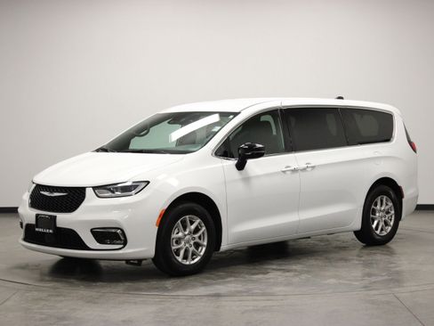 Used 2025 Chrysler Pacifica Select FWD image 4