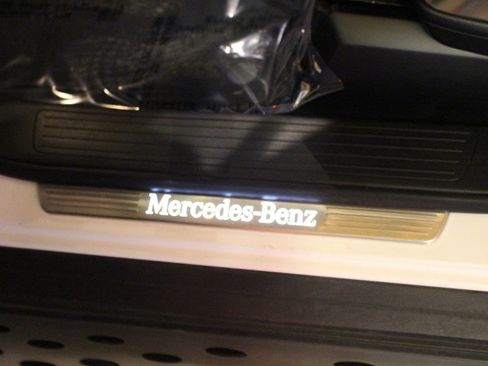 Used 2015 Mercedes-Benz GL 550 4MATIC image 9