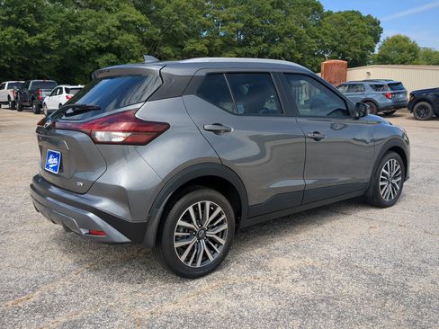 Used 2024 Nissan Kicks SV FWD image 3