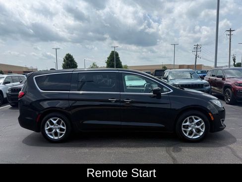Used 2018 Chrysler Pacifica Touring Plus w/ Tire & Wheel Group FWD image 3