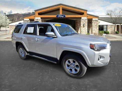 Used 2024 Toyota 4Runner SR5 image 3