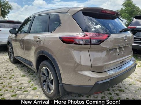 Used 2024 Nissan Rogue SV w/ SV Premium Package FWD image 3