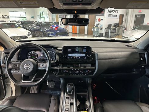 Used 2024 Nissan Pathfinder SL w/ SL Premium Package FWD image 16