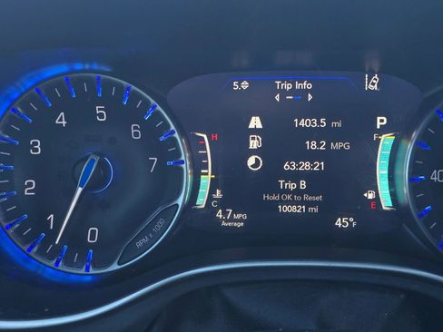 Used 2021 Chrysler Pacifica Touring-L w/ Uconnect Theater Family Group image 8