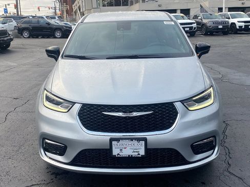 New 2026 Chrysler Pacifica Select image 2