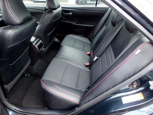 Used 2017 Toyota Camry SE image 10