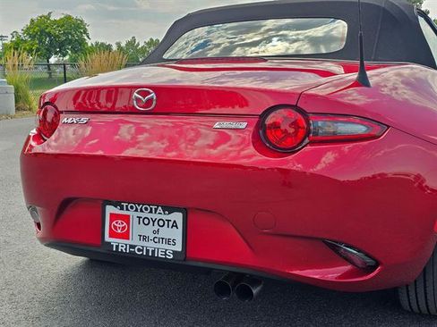Used 2017 MAZDA MX-5 Miata Sport RWD image 12