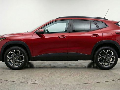 Used 2025 Chevrolet Trax LT w/ LT Convenience Package image 5