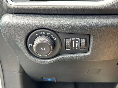 Used 2025 Chrysler Pacifica Select image 25