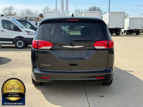 Used 2023 Chrysler Voyager LX image 6