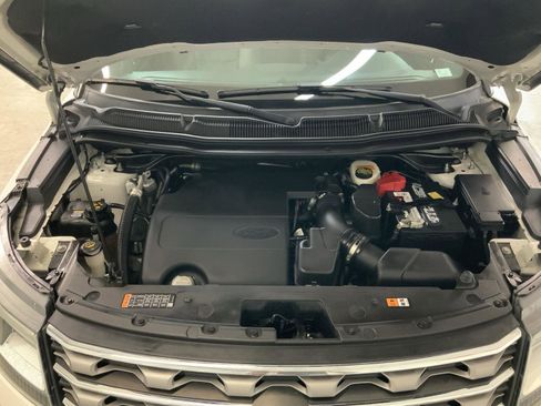 Used 2017 Ford Explorer XLT w/ Equipment Group 202A AWD/4WD image 53
