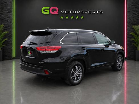 Used 2018 Toyota Highlander XLE AWD/4WD image 8