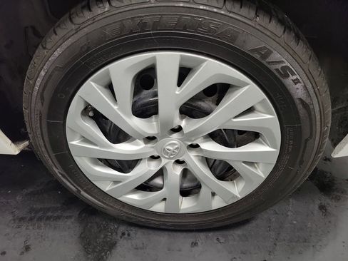 Used 2018 Toyota Corolla LE image 10