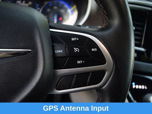 Used 2017 Chrysler Pacifica Touring-L FWD image 5