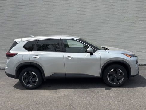 Used 2025 Nissan Rogue SV AWD/4WD image 2