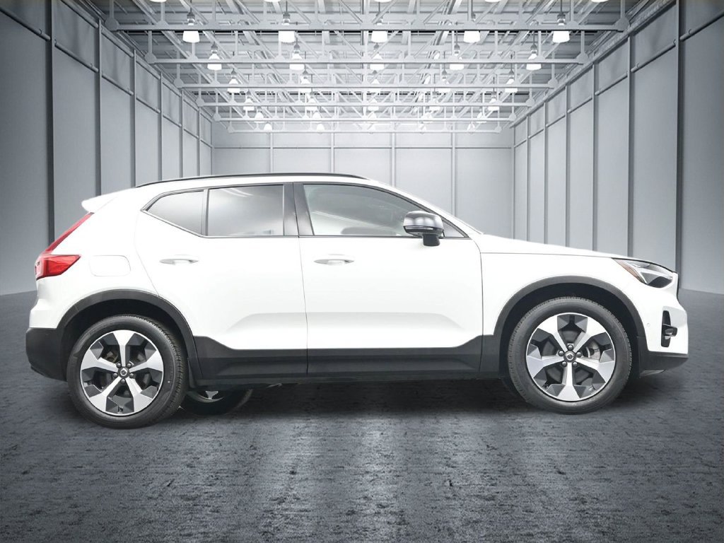 Used 2023 Volvo XC40 B4 Ultimate FWD image 32