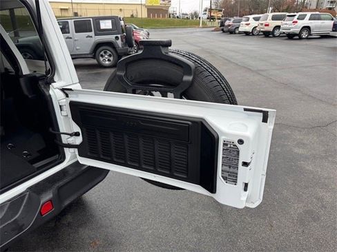 Used 2024 Jeep Wrangler Sahara image 15