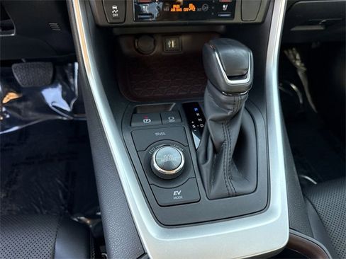 Used 2023 Toyota RAV4 Limited image 21