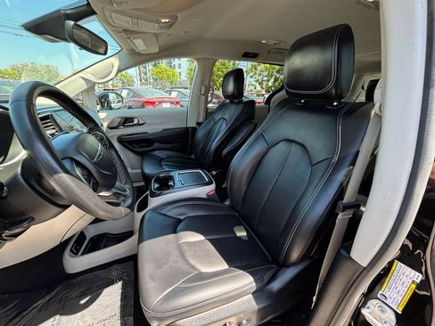 Used 2024 Chrysler Pacifica Touring-L FWD image 28