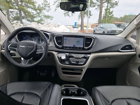 Used 2024 Chrysler Pacifica Touring-L image 12