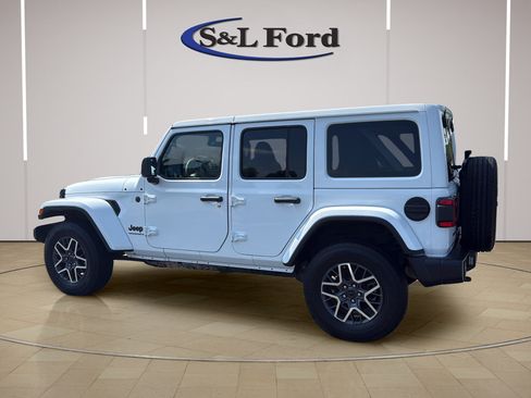 Used 2025 Jeep Wrangler Unlimited Sahara AWD/4WD image 4