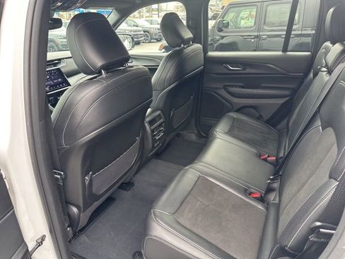 Certified 2023 Jeep Grand Cherokee Altitude AWD/4WD image 11