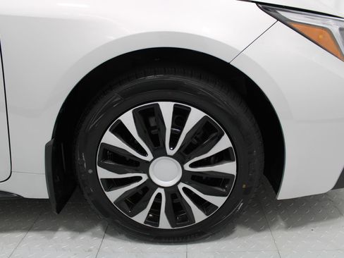 Used 2024 Toyota Corolla SE w/ SE Premium Package FWD image 5