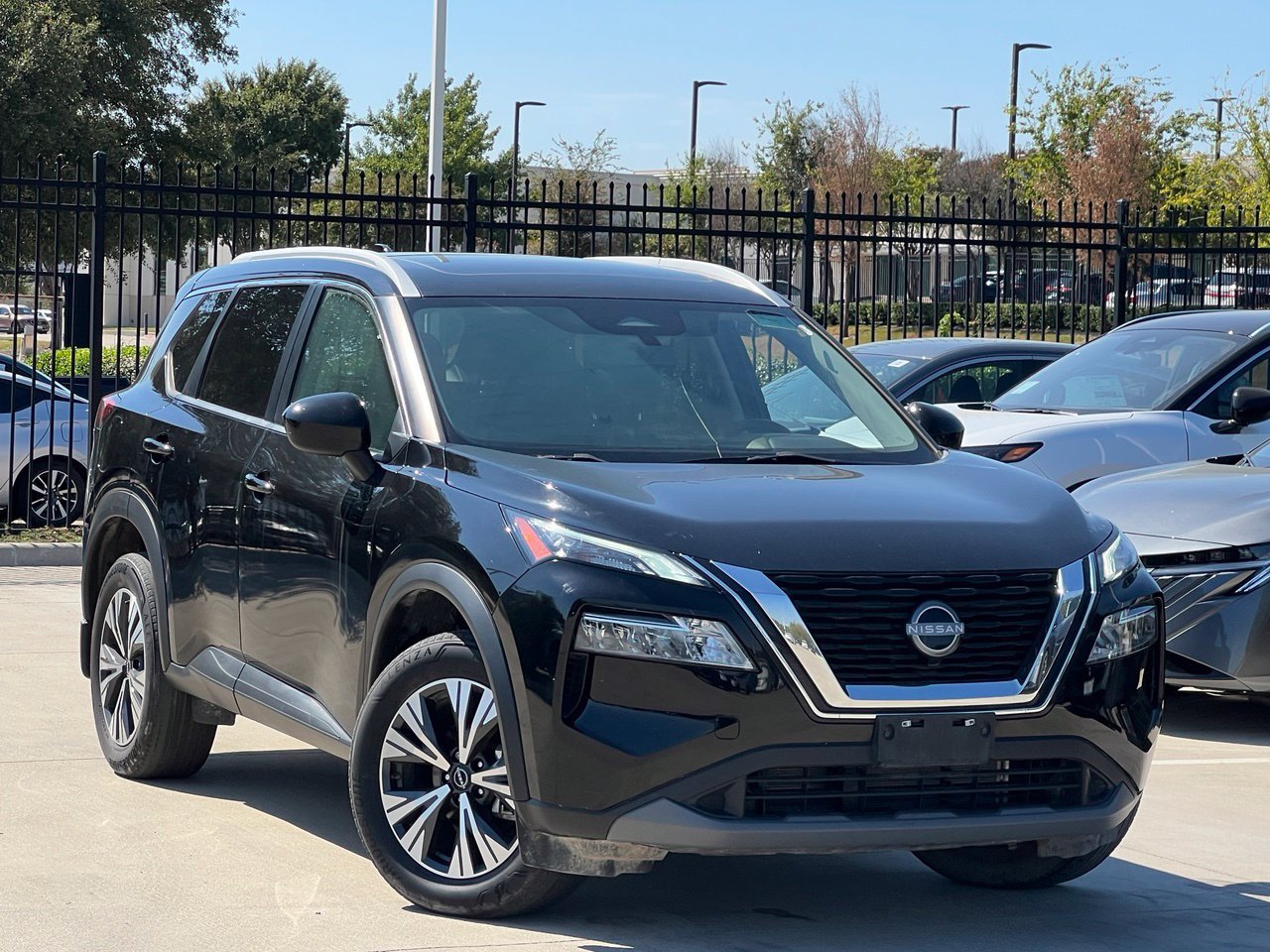 Used 2023 Nissan Rogue SV w/ SV Premium B Package FWD image 2