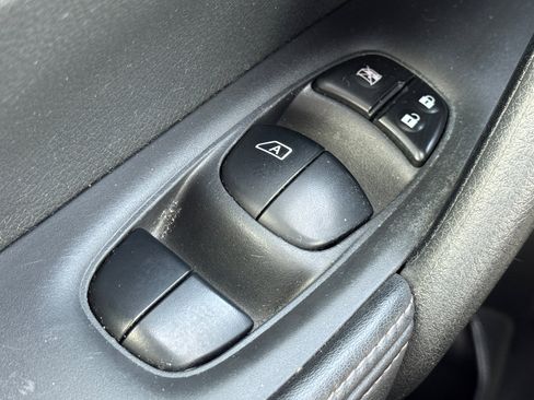 Used 2018 Nissan Rogue SV image 19