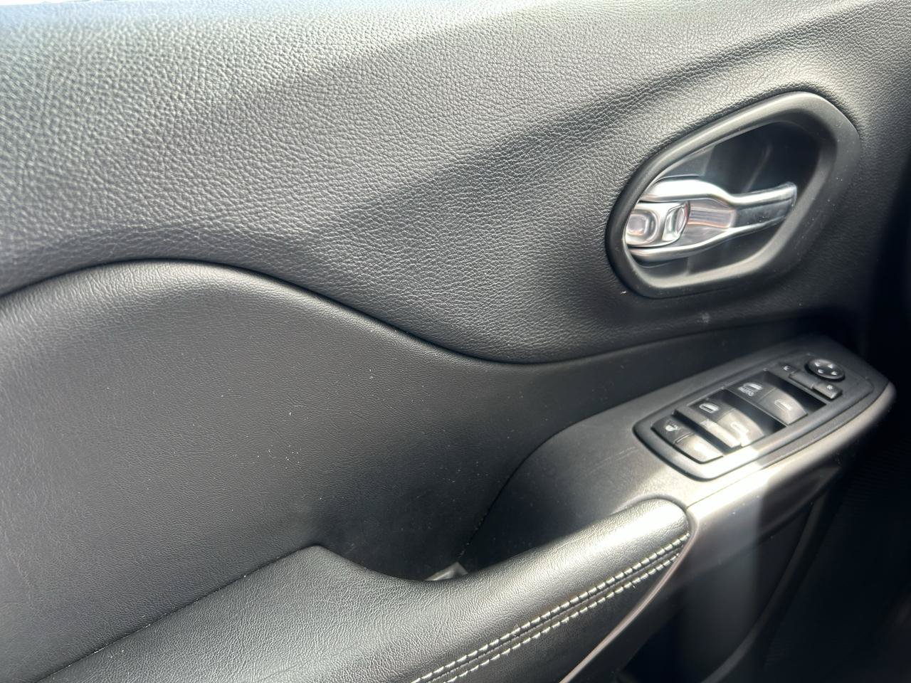 Used 2019 Jeep Cherokee Latitude w/ Popular Appearance Group FWD image 27