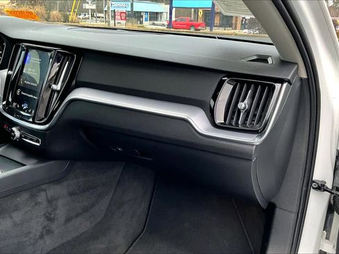 Used 2020 Volvo V60 T5 Momentum image 19