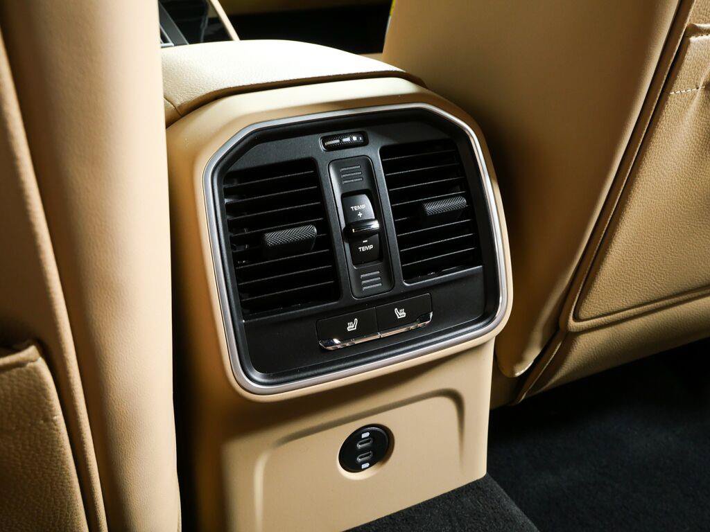 Certified 2026 Porsche Macan AWD/4WD image 19