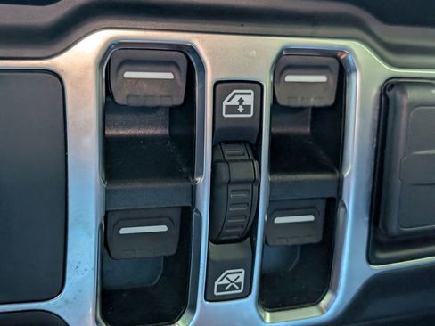 Used 2022 Jeep Wrangler Unlimited Sport image 26