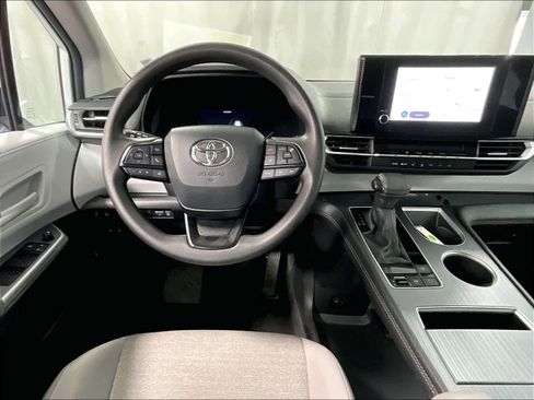 Used 2025 Toyota Sienna LE image 18