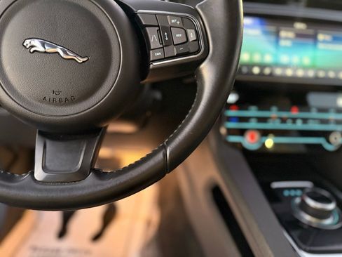 Used 2020 Jaguar F-PACE Premium image 21