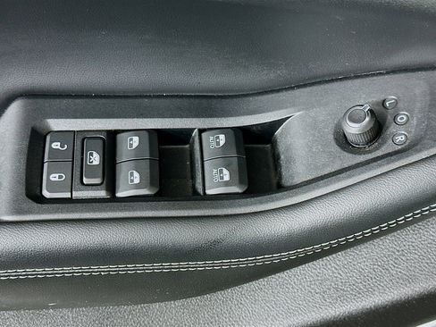 Used 2023 Jeep Grand Cherokee Limited w/ Luxury Tech Group II image 15