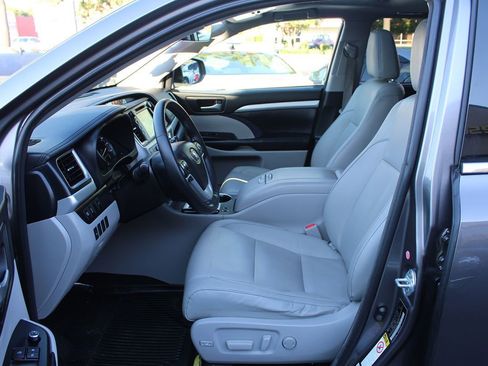 Used 2018 Toyota Highlander XLE image 19
