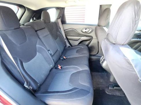 Used 2019 Jeep Cherokee Latitude w/ Cold Weather Group image 19