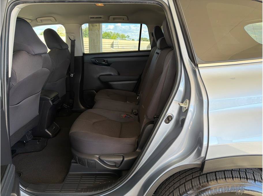 Used 2023 Toyota Highlander LE AWD/4WD image 11