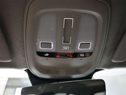 Used 2024 Volvo XC40 B5 Plus image 31