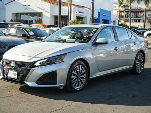 Used 2024 Nissan Altima 2.5 SV w/ SV Premium Package FWD image 3