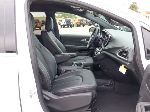 New 2026 Chrysler Pacifica Select image 29