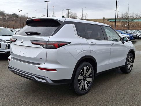 New 2026 Mitsubishi Outlander SE image 4