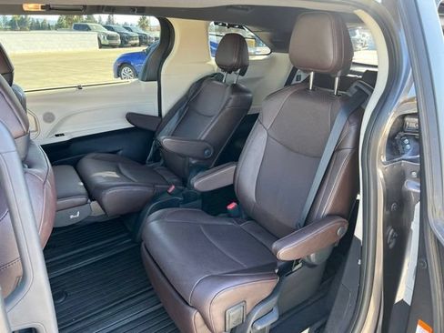 Used 2024 Toyota Sienna Platinum FWD image 13