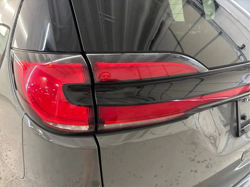 Used 2022 Chrysler Pacifica Touring-L FWD image 32
