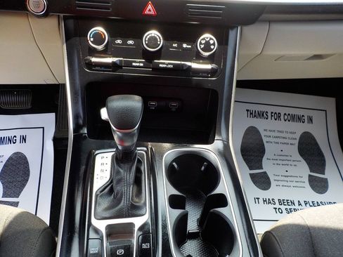 Used 2022 Kia Carnival LX FWD image 18