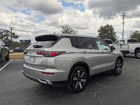 Used 2025 Mitsubishi Outlander SE image 3