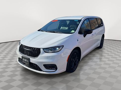 Used 2024 Chrysler Pacifica Select image 3