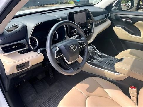 Used 2023 Toyota Highlander XLE AWD/4WD image 14