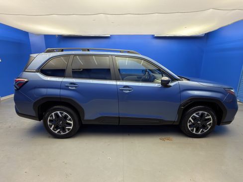 Certified 2025 Subaru Forester Premium image 8
